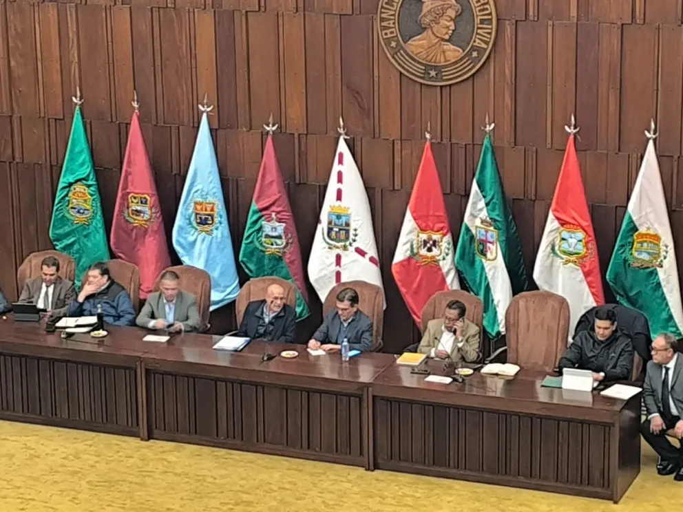 El presidente, Rodrigo Paz, y varios ministros de Estado participan en el diálogo con la Central Obrera Boliviana (COB). Foto Aracely Rondón