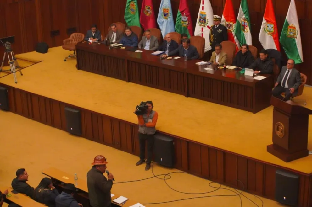 Mario Argollo toma la palabra en el inicio del diálogo. Foto: APG