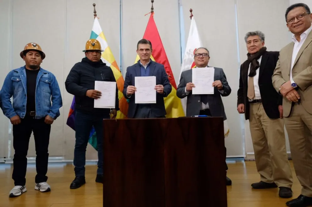 El presidente Rodrigo Paz, autoridades de Gobierno y representantes de mineros de Huanuni. Foto: Prensa Oficina del Presidente