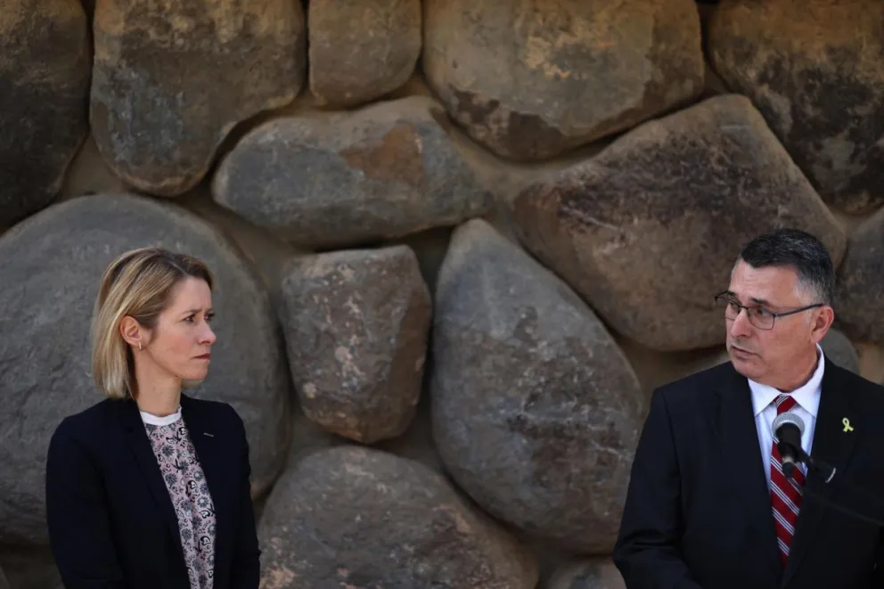 La alta representante de la UE para Asuntos Exteriores y Política de Seguridad, Kaja Kallas (i), y el ministro de Asuntos Exteriores de Israel, Gideon Sa'ar (d), durante una comparecencia en Jerusalén, el 24 de marzo de 2025. Foto: EFE