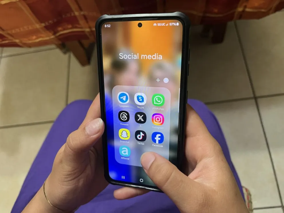 Una persona abre la carpeta de las redes sociales en su teléfono móvil, en una fotografía de archivo. Foto: EFE
