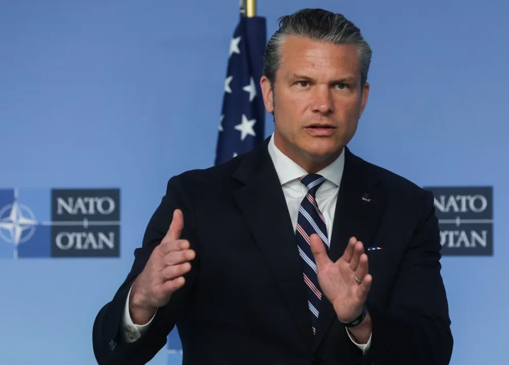 El secretario de Defensa de Estados Unidos, Pete Hegseth, este jueves en una comparecencia antes de una reunión de los ministros de Defensa de la OTAN en la sede de la Alianza en Bruselas. Foto: EFE