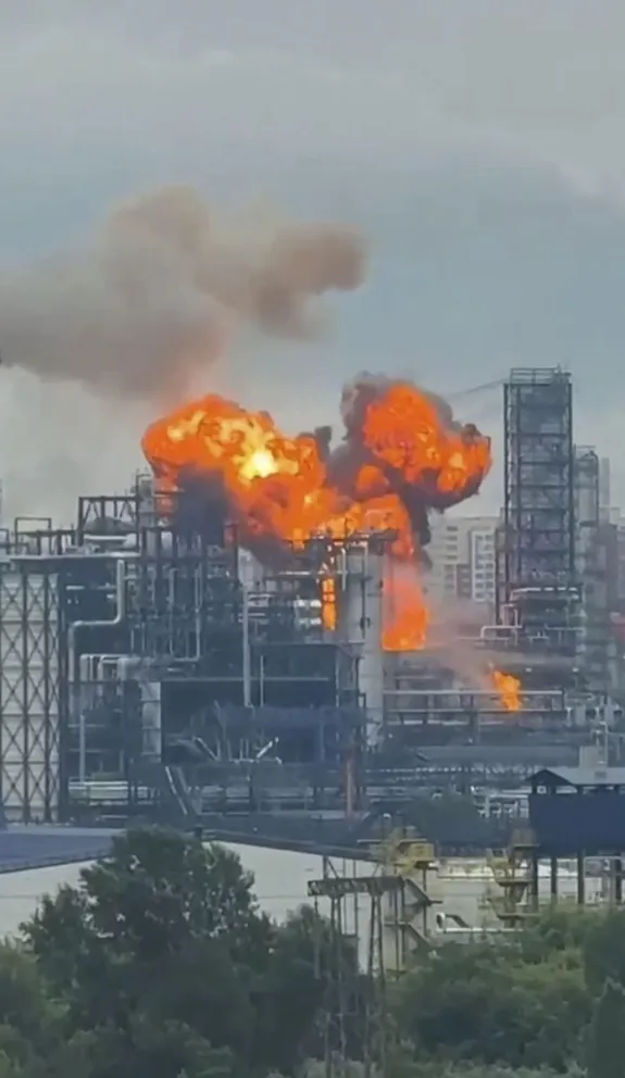 Captura de televisión de la refinería de Kapotnia, al sureste de la capital rusa, que se incendió tras un ataque masivo con drones ucranianos. Foto: EFE 
