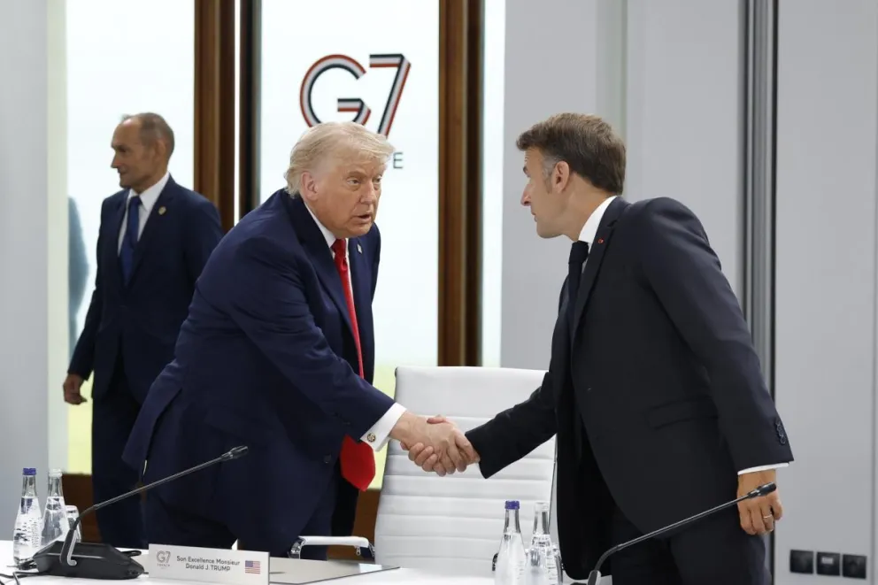 El presidente de EE.UU., Donald J. Trump (i) y el presidente francés, Emmanuel Macron (d) asisten a una sesión de trabajo en el Hotel Royal durante la cumbre del G7. Foto: EFE