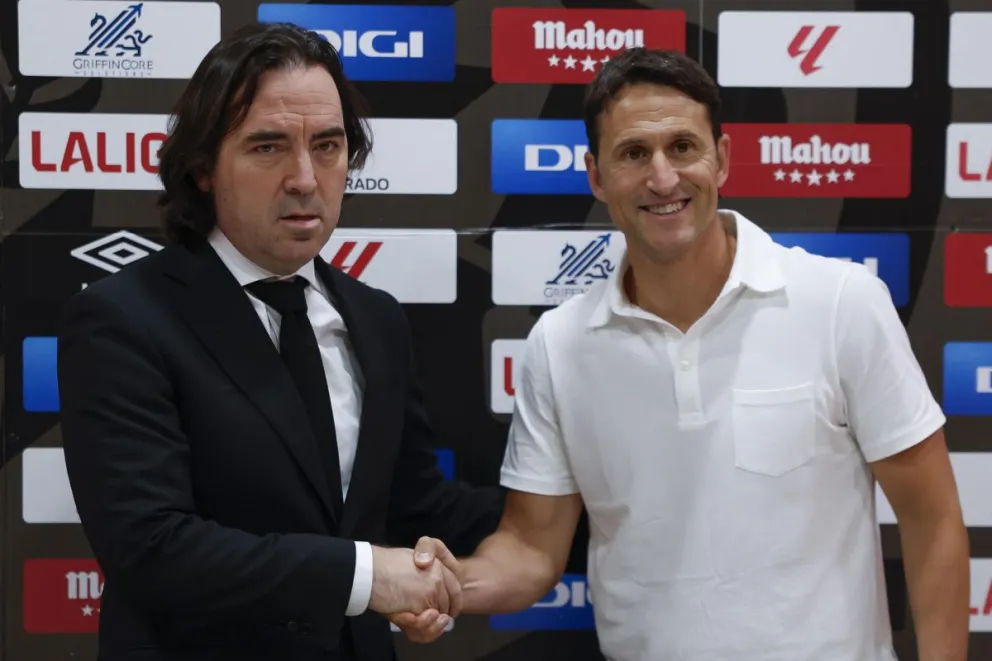 Beñat San José (der.), junto al presidente del Rayo Vallecano, Raúl Martín, en su presentación. Foto: EFE.