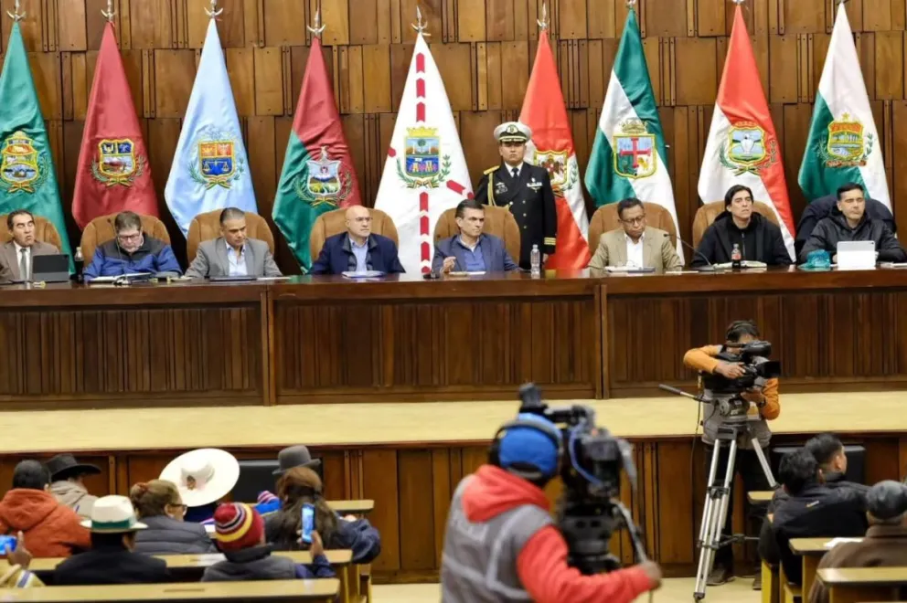 El presidente Rodrigo Paz y la dirigencia cobista en el inicio del diálogo. Foto tomada de la cuenta en RRSS del presidente Rodrigo Paz