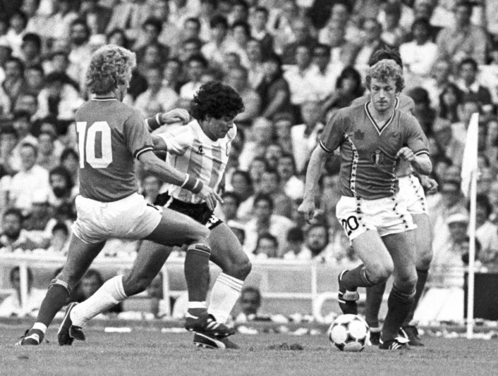 Maradona, en su debut en la Copa del Mundo de España-82 frente a Bélgica. Foto: EFE.