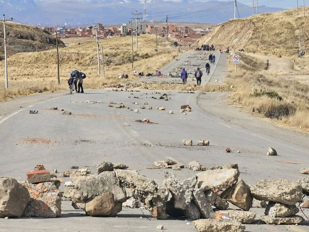 Uno de los puntos de bloqueo en la ruta a Desaguadero, La Paz. Foto: Guido Alejo/Facebook