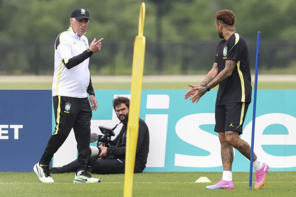Neymar (der.) habla con Ancelotti. Foto: EFE.