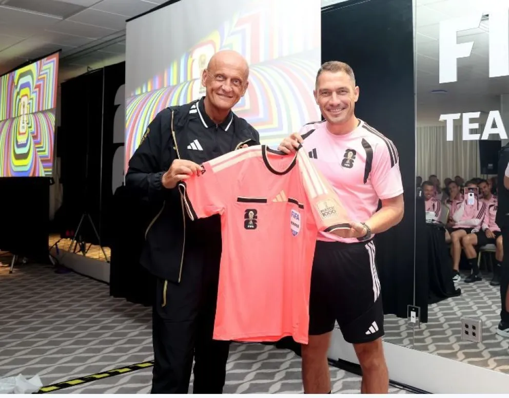 Pierluigi Collina, presidente de la Comisión de Árbitros de la FIFA, entrega la camiseta al húngaro. Foto: FIFA