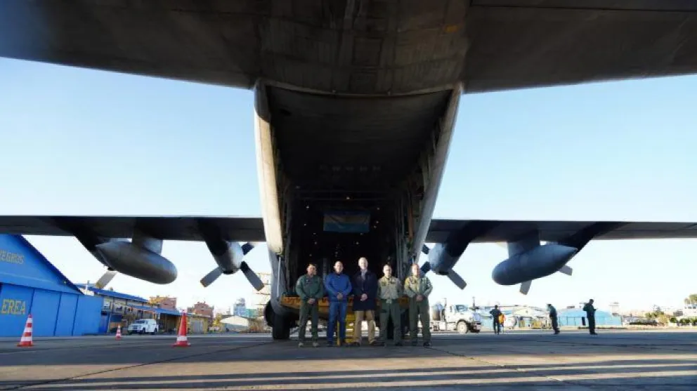 El avión en el que la Alcaldía de La Paz trasladó carne de pollo. Foto: AMUN