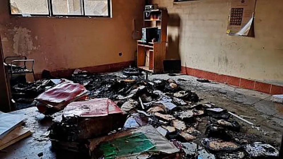 Uno de los ambientes de la subalcaldía tomada y quemada. Foto: Bolivia Tv