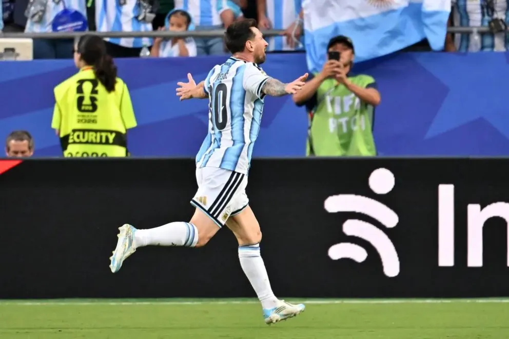 Lionel Messi celebra el segundo gol que anoto ante Argelia. Foto: LA