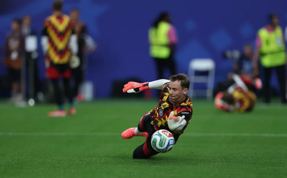 Manuel Neuer, arquero de Alemania, calienta antes del partido frente a Curazao. Foto. EFE