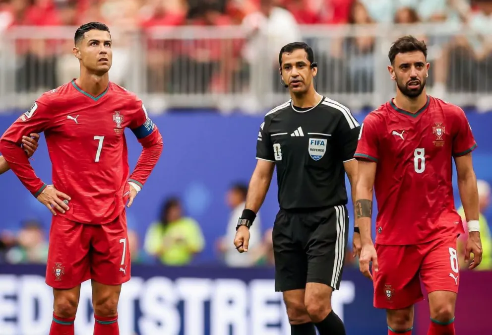 Caras largas de Cristiano Ronaldo (izq.) y Bruno Fernandes tras el empate con RD Congo. Foto: FIFA