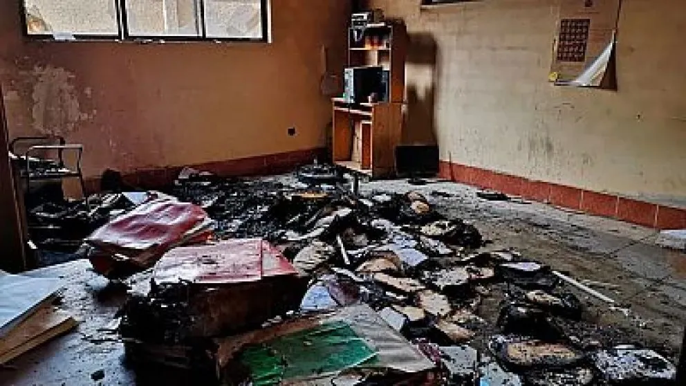 La Subalcaldía del Distrito 8 de la ciudad de El Alto fue quemada. Foto: BTV