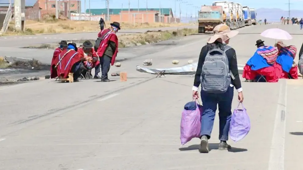 El bloqueo de carreteras continúa y aparecen tres frentes con demandas distintas. Foto: APG