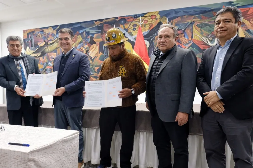 El presidente, Rodrigo Paz, firmó un convenio con el Sindicato de Trabajadores Mineros de Colquiri. Foto Oficina del Presidente