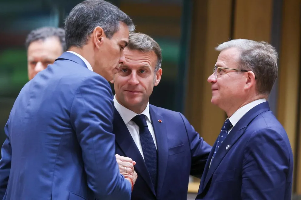 De izquierda a derecha, el presidente del Gobierno de España, Pedro Sánchez, el presidente de Francia, Emmanuel Macron, y el primer ministro de Finlandia, Petteri Orpo, asisten a una cumbre del Consejo Europeo en Bruselas. Foto: EFE 