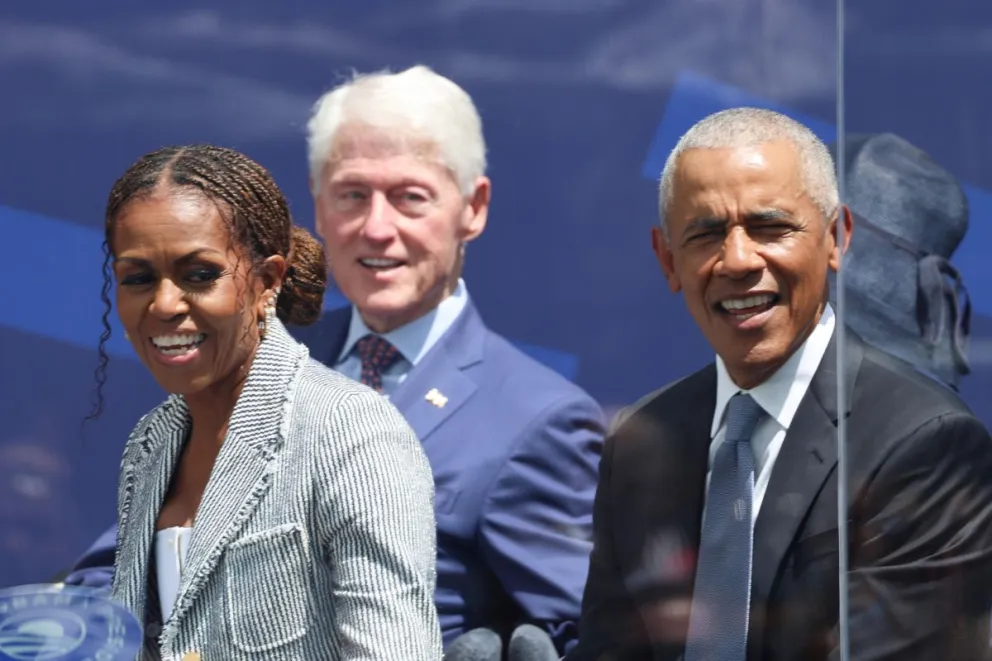 Los presidentes estadounidenses Bill Clinton (c) y Barack Obama (d), junto a la exprimera dama Michelle Obama (i) fueron captados este 18 de junio, durante la inauguración del Centro Presidencial Obama, en Chicago (Illinois, EE.UU.). Foto: EFE