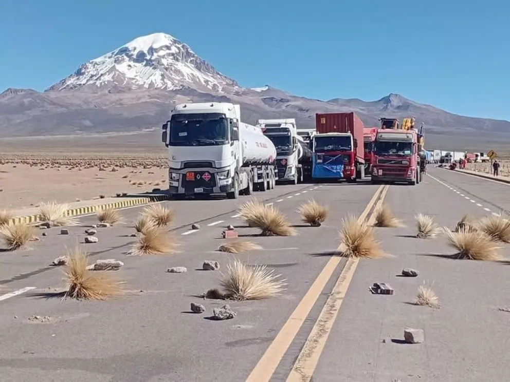 Vehículos atrapados en los bloqueos en una ruta del altiplano. Foto: ABI