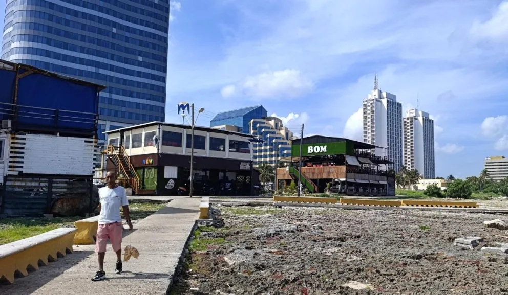 Una persona camina por una calle este viernes, en La Habana (Cuba). Foto: EFE