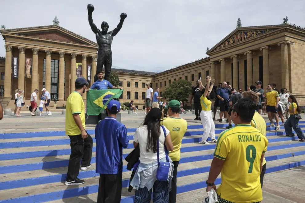 Los aficionados de la selección brasileña de fútbol visitan la estatua del boxeador Rocky Balboa en el centro de Filadelfia. Foto: EFE