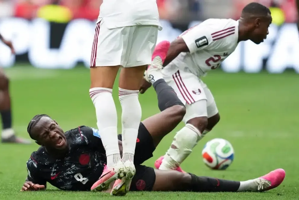 El momento de la lesión ante el jugador de Catar. Foto: TDN
