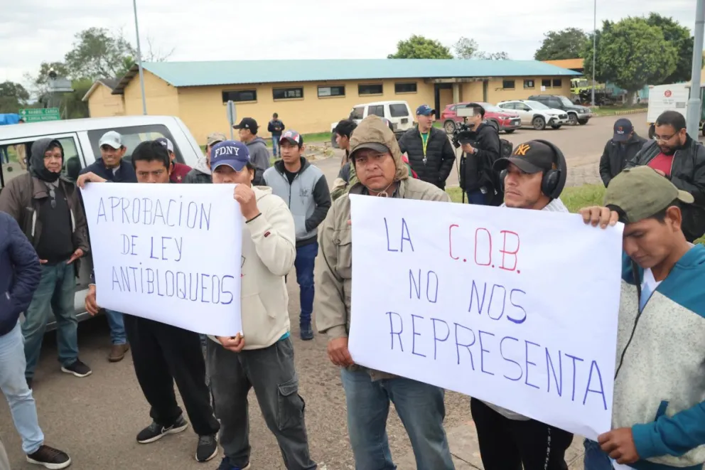 Transportistas y productores se manifiestan frente al Aeropuerto Internacional de Viru Viru para exigir al Gobierno de Rodrigo Paz que garantice el libre tránsito, tras más de un mes y medio de bloqueos de carreteras este viernes, en Santa Cruz. Foto: EFE