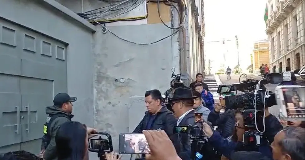 Varios dirigentes ingresan a Casa Grande del Pueblo. Foto: Captura