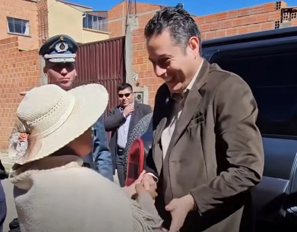 El vicepresidente del Estado, Edmand Lara, visitó la casa de la mujer que dijo "El Lara más que vuele". Foto Captura