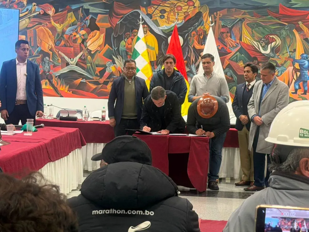  El documento fue suscrito por el presidente Rodrigo Paz y el máximo dirigente de la COB, Mario Argollo, tras la reinstalación de la mesa de diálogo este viernes.