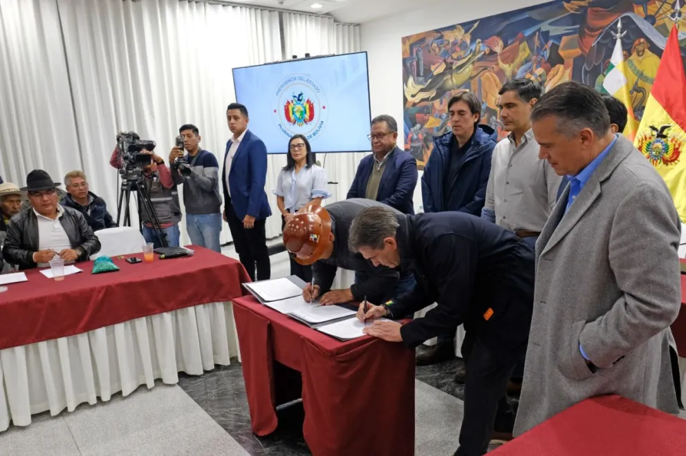 El presidente Rodrigo Paz y Mario Argollo, líder de la COB, firman el acuerdo. Foto: Prensa Oficina del Presidente