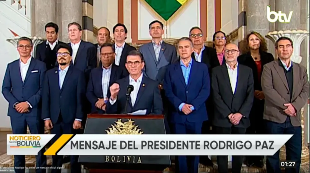 Junto a su gabinete de ministros, el presidente Rodrigo Paz, decretó el Estado de excepción en todo el territorio nacional. Foto: Captura