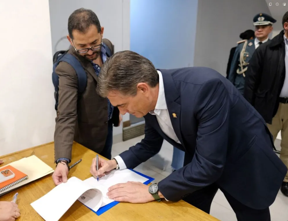 El presidente Rodrigo Paz firma el decreto para declarar el Estado de excepción.