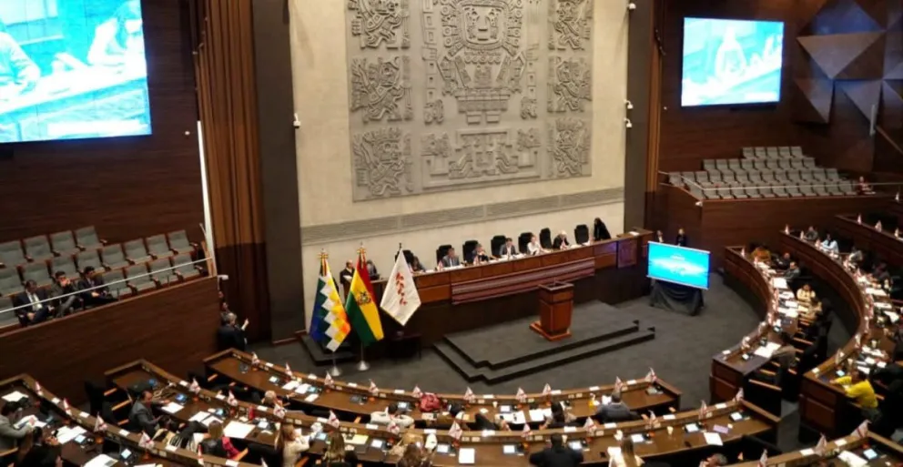 El presidente de la Asamblea Legislativa debe convocar lo más pronto posible a una sesión, para tratar el decreto de estado de excepción, dictado por el presidente, Rodrigo Paz. Foto: ABI