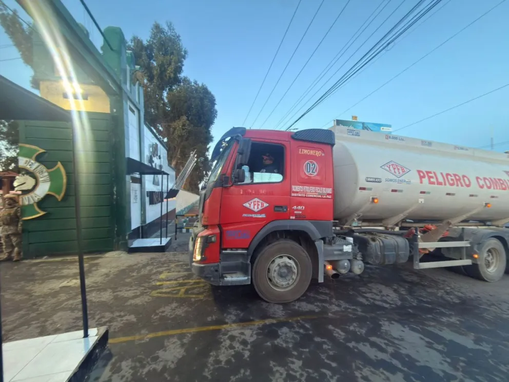 YPFB, en coordinación con el Ministerio de Hidrocarburos y Energías, habilitó un punto móvil de venta de gasolina en el Regimiento Ingavi, frente al Teleférico Morado de El Alto. Foto: YPFB