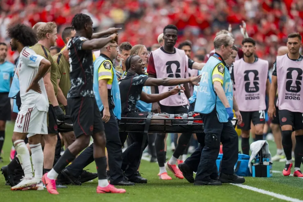 El futbolista canadiense Ismaël Koné es retirado en camilla después de la grave lesión que sufrió en el partido con Catar. Foto: EFE