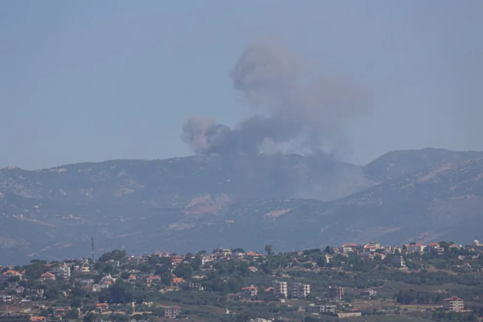 Múltiples detonaciones se registraron este sábado en el sur del Líbano, después de que el viernes Israel y la milicia chií Hizbulá acordaran un alto el fuego que entró en vigor por la tarde. EFE/ Magda Gibelli