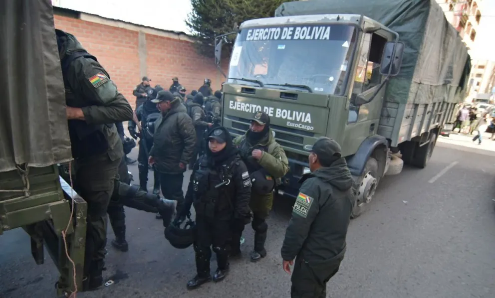 Policías y militares desplegados en La Paz. Foto: APG