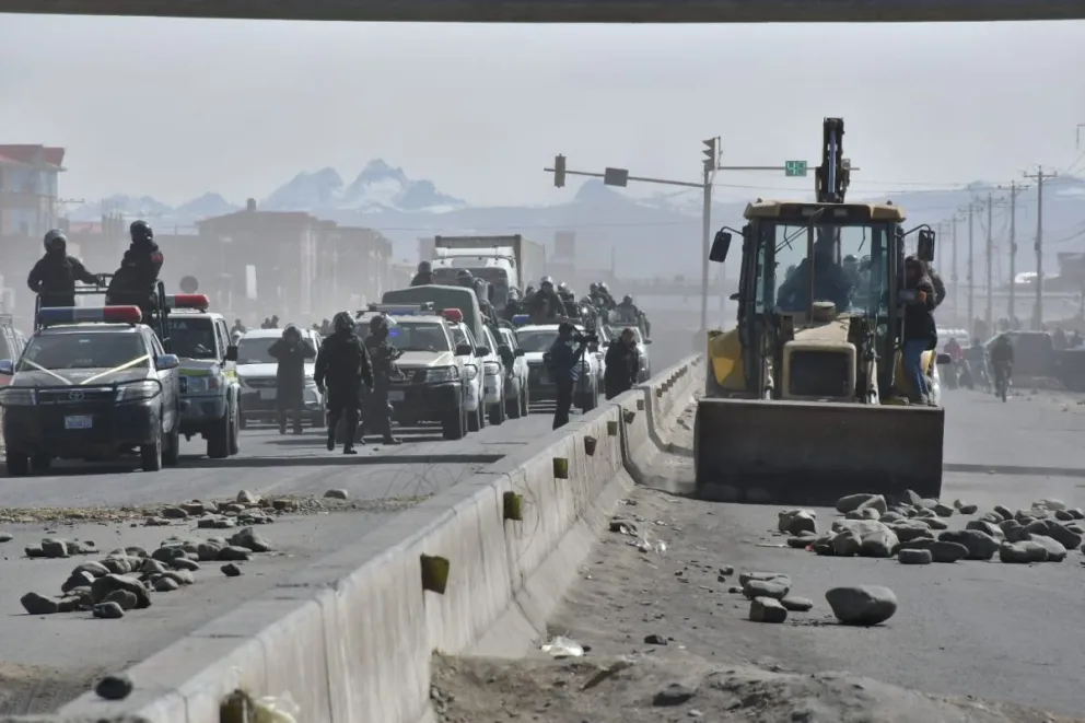Contingentes de policías realizan el desbloqueo de vías en la ciudad de El Alto. Foto: APG