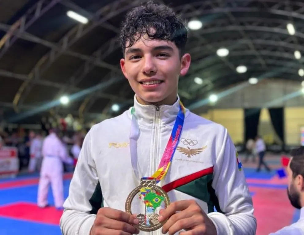 Leonardo Vargas muestra la medalla de oro que conquistó para el país en Colombia. Crédito: Feboka