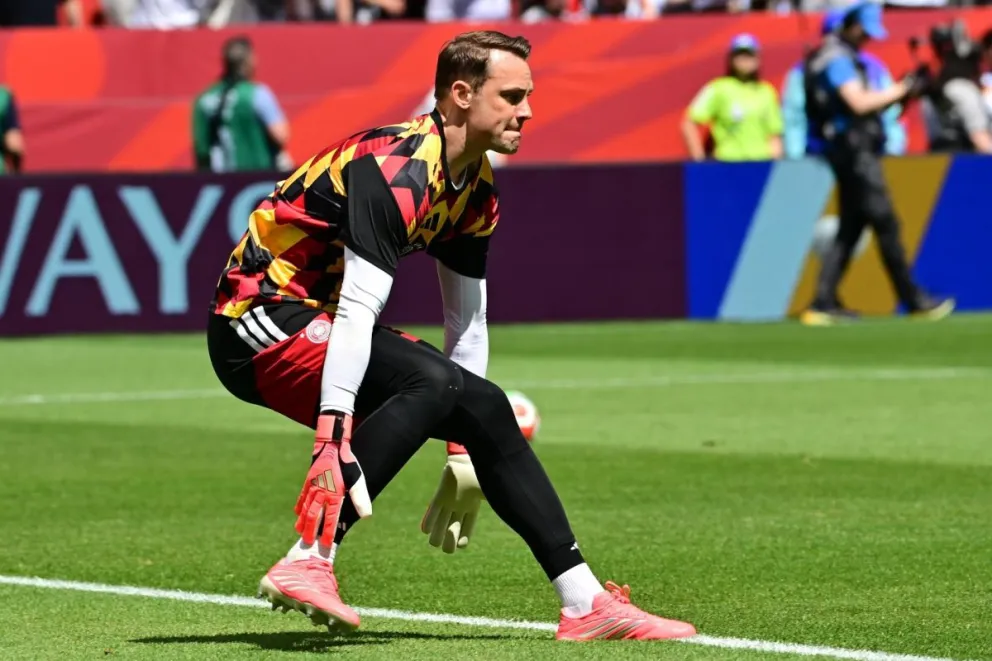 El arquero alemán Manuel Neuer durante el calentamiento previo al cotejo con Costa de Marfil . Foto: EFE