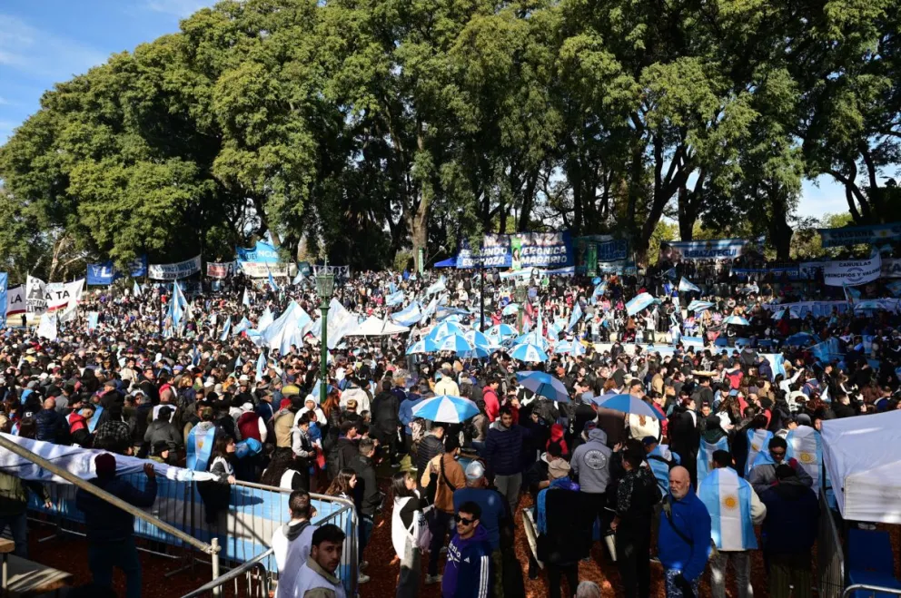 Simpatizantes de la expresidenta de Argentina Cristina Fernández asisten a un acto político por el Día de la Bandera en donde piden la libertad de Fernández este 20 de junio de 2026, en Buenos Aires (Argentina). EFE/ Matías Martín Campaya