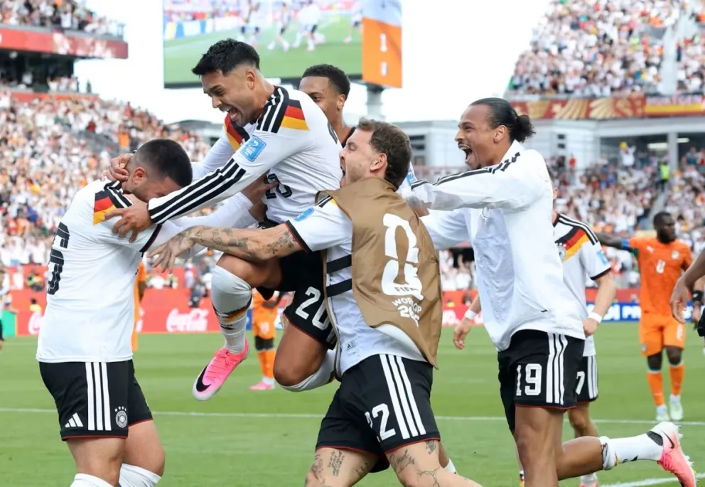 Deniz Undav (izq.) es felicitado por sus compañeros después de anotar el tanto del triunfo ante Costa de Marfil. Foto: EFE