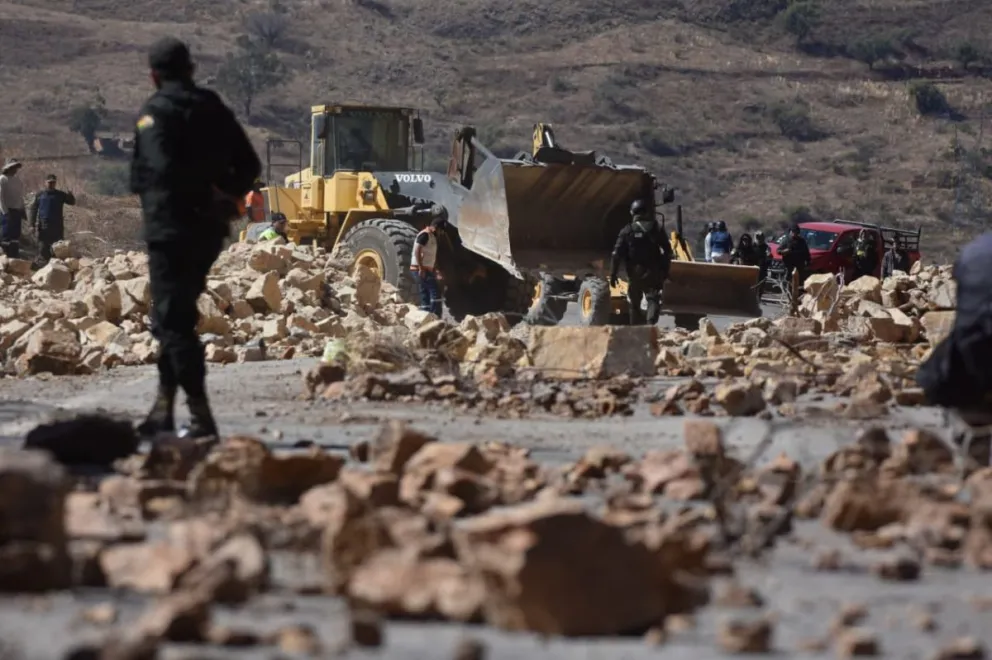 Operativo policial y militar de desbloqueo en la ruta al occidente del país: cinco horas de operativo desde Parotani hasta Bombeo. Foto: APG