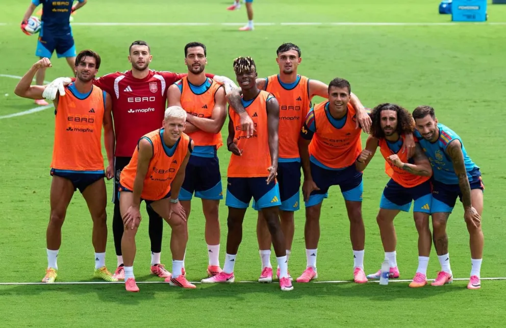 Jugadores de la selección española después de su entrenamiento del sábado. Crédito: RFEF