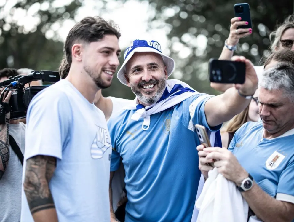 Federico Valverde (izq.), capitán de Uruguay, comparte con los hinchas en la previa del partido. Foto: AUF