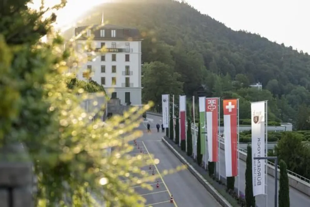 El Palacio Hotel del complejo Bürgenstock en Obbuergen, Suiza, donde tendrán lugar las negociaciones entre Irán y Estados Unidos, este domingo, 21 de junio de 2026. Foto: EFE
