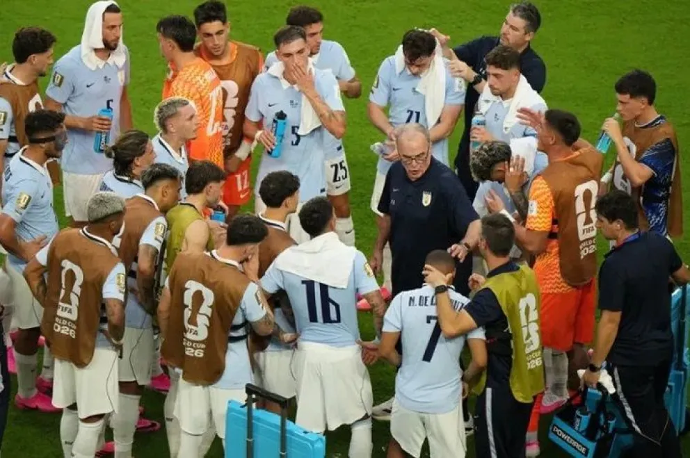 Bielsa da instrucciones a sus jugadores uruguayos. Foto: EFE.